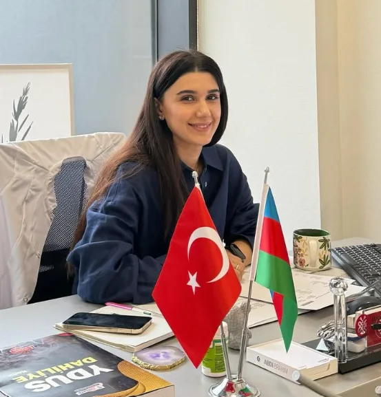 Uzm. Dr. Günay Süleymanlı iş masası arxasında